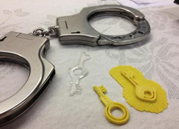 Хакер открыл наручники напечатанным на принтере ключом. Фото 