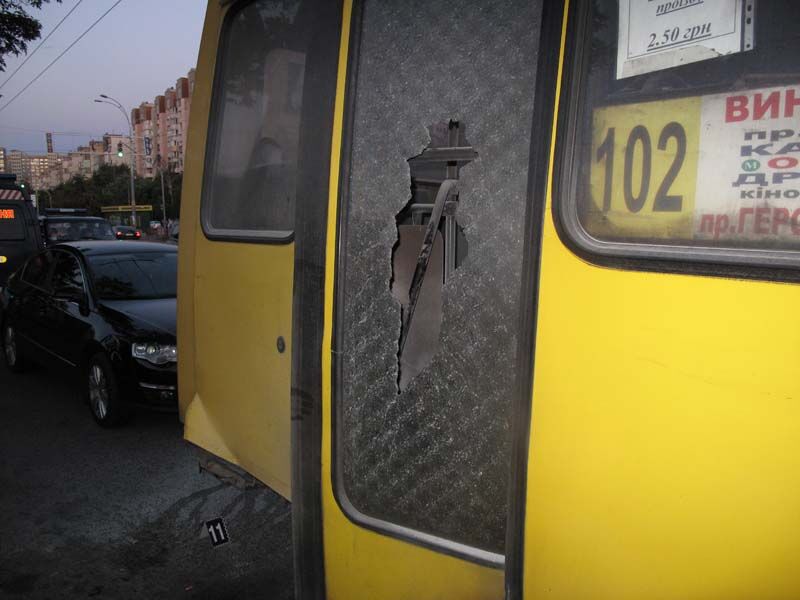 В Киеве мотоцикл врезался в остановку и загорелся
