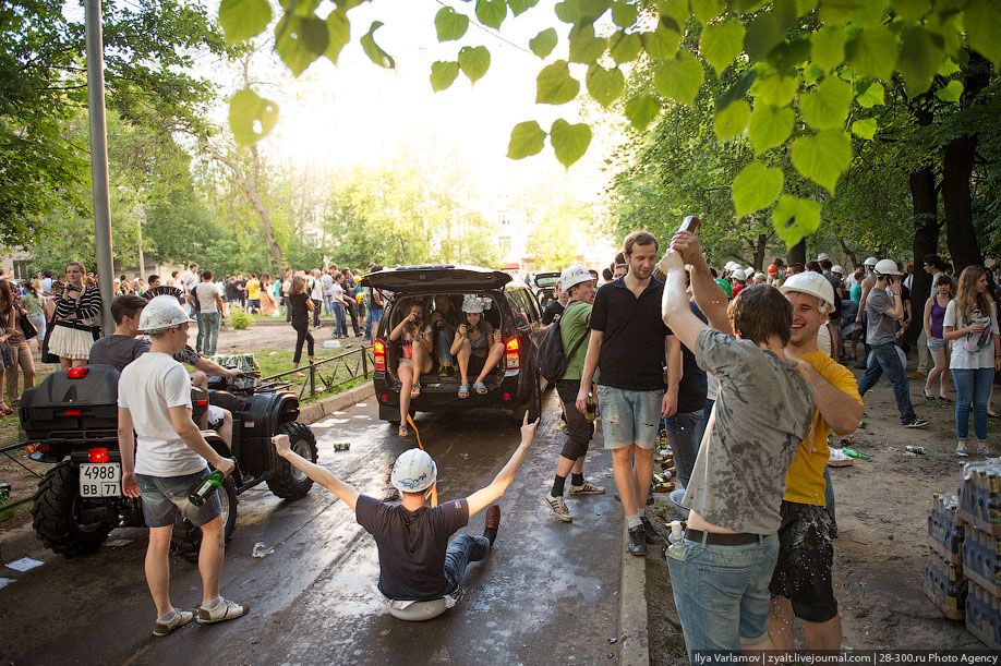 Катание инженеров на тазиках