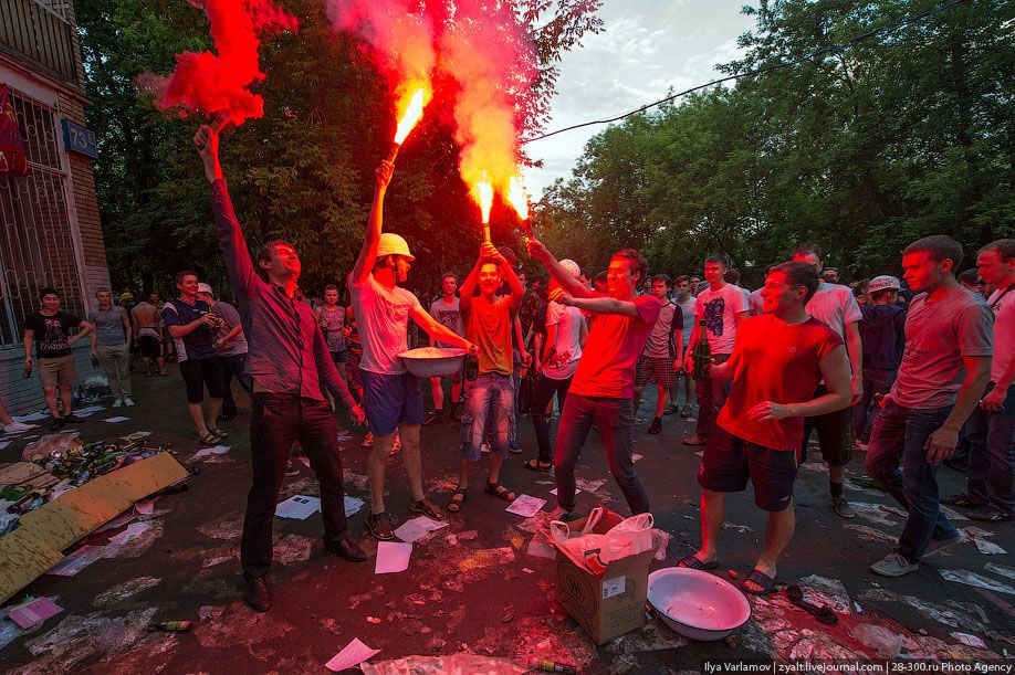 Катание инженеров на тазиках