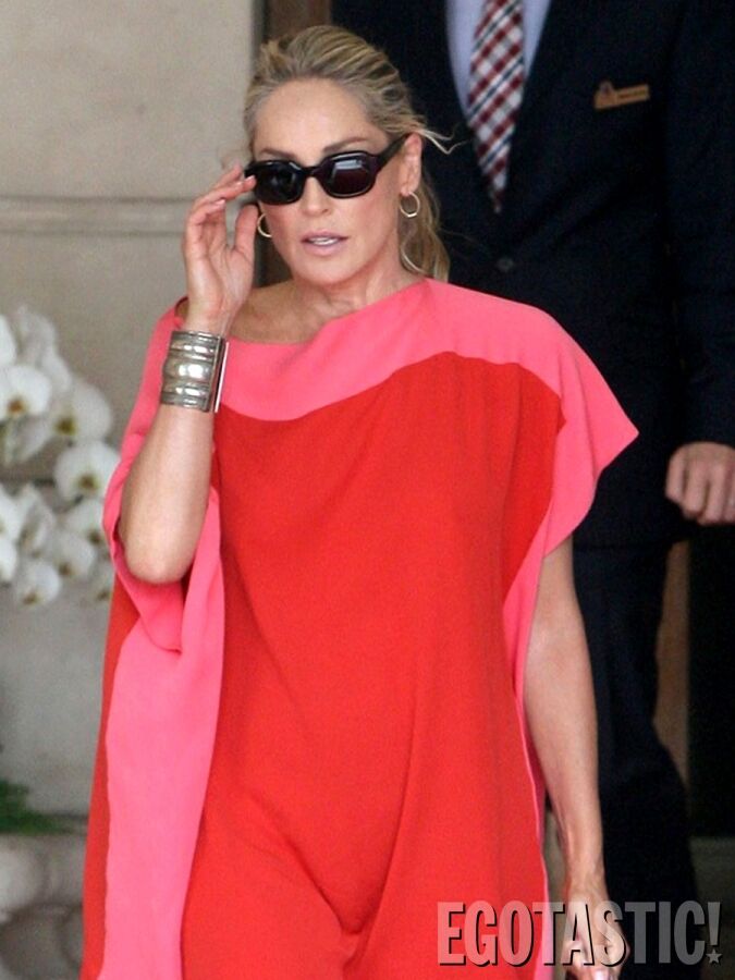 На шестом десятке Шэрон Стоун все еще светит прелестями