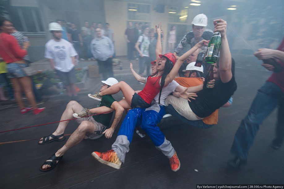 Катание инженеров на тазиках