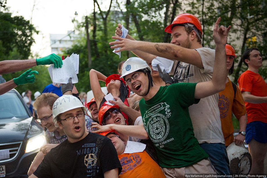 Катание инженеров на тазиках