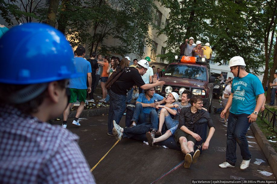 Катание инженеров на тазиках