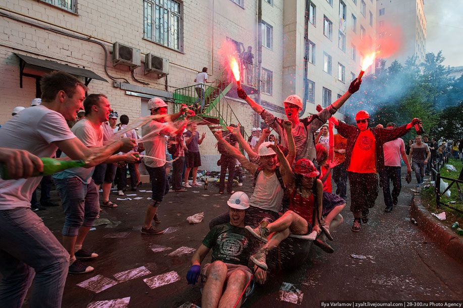 Катание инженеров на тазиках