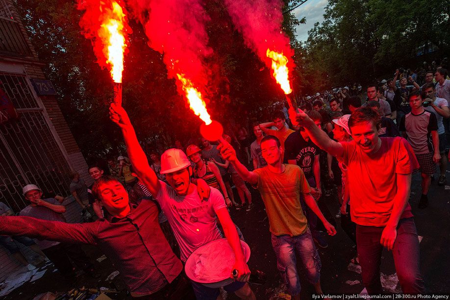 Катание инженеров на тазиках