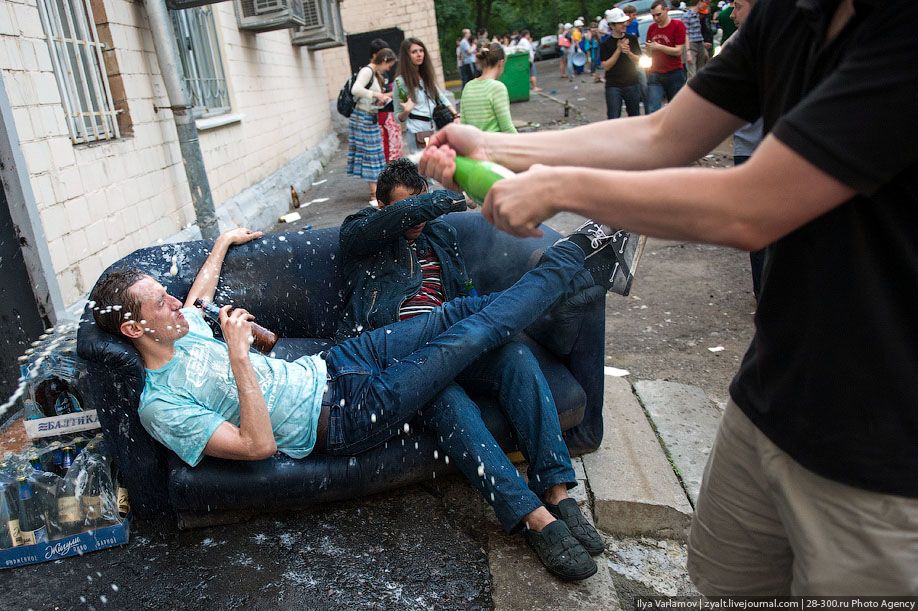 Катание инженеров на тазиках