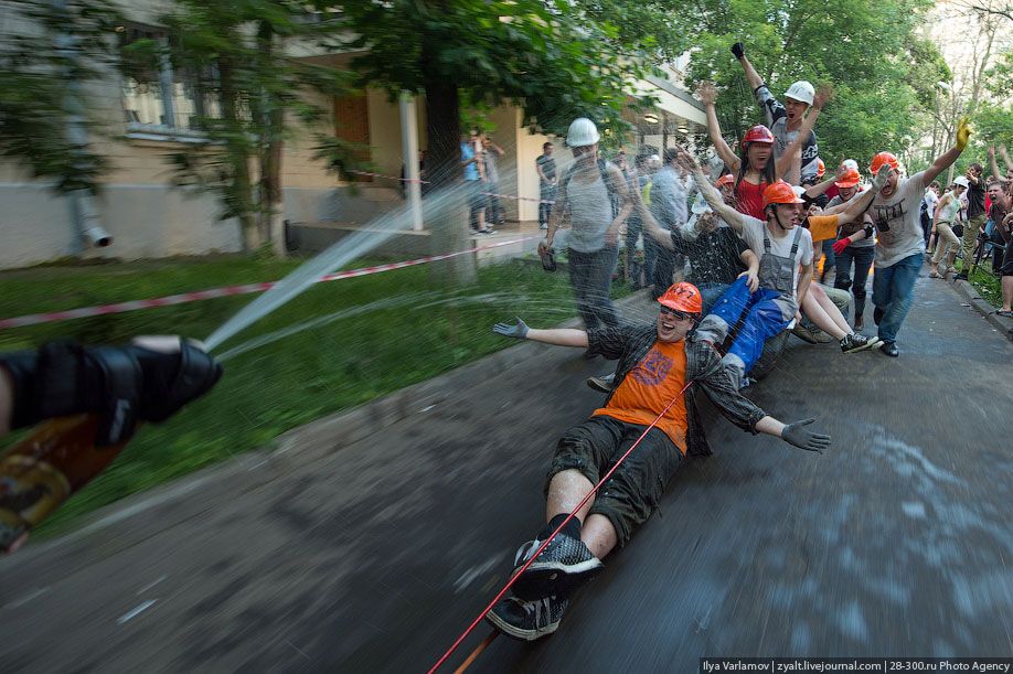 Катание инженеров на тазиках