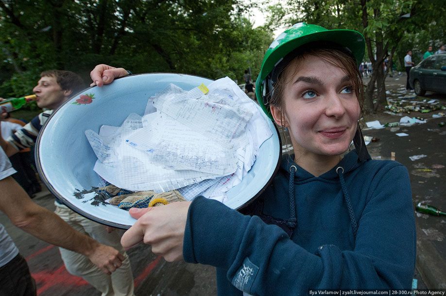 Катание инженеров на тазиках