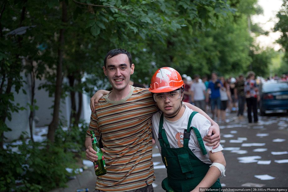 Катание инженеров на тазиках