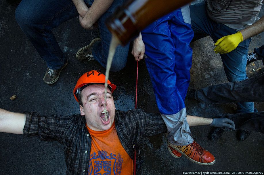 Катание инженеров на тазиках