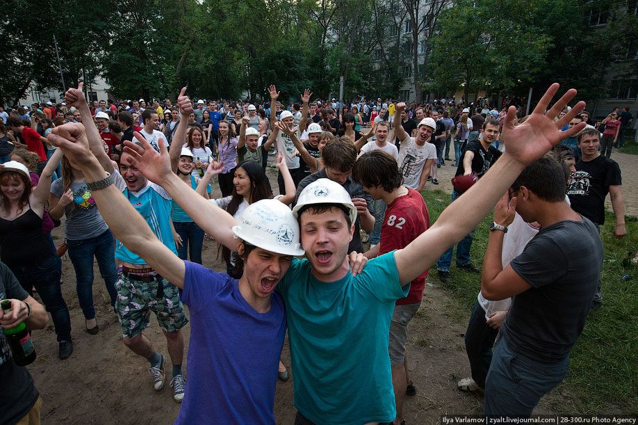 Катание инженеров на тазиках