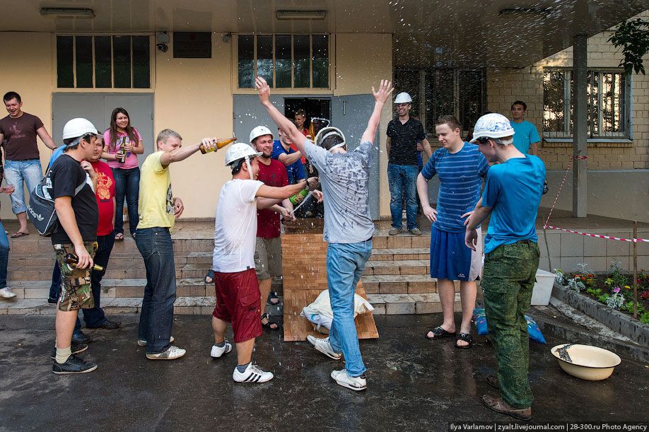 Катание инженеров на тазиках