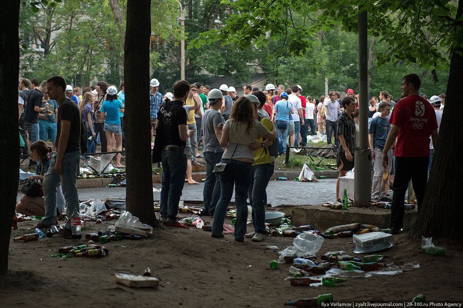 Катание инженеров на тазиках