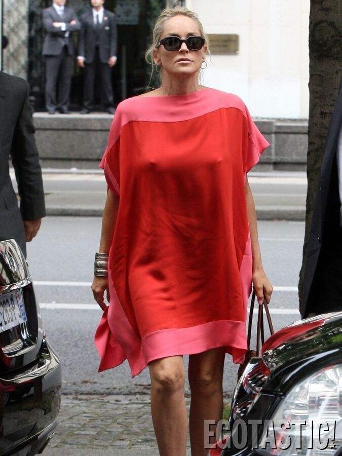 На шестом десятке Шэрон Стоун все еще светит прелестями