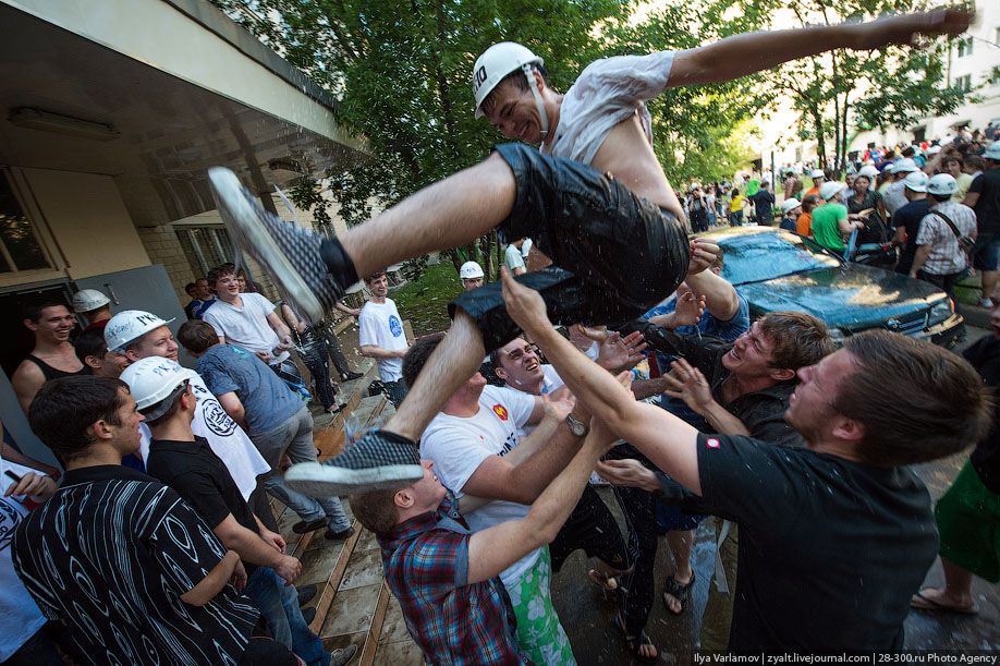 Катание инженеров на тазиках