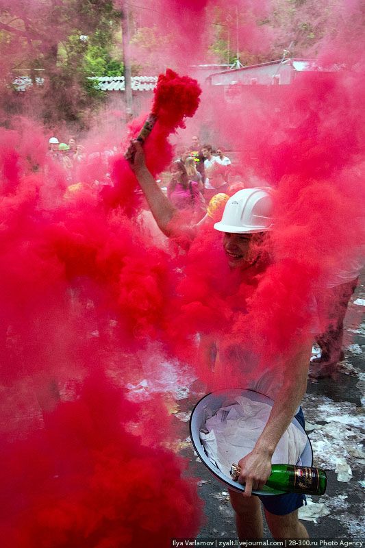 Катание инженеров на тазиках