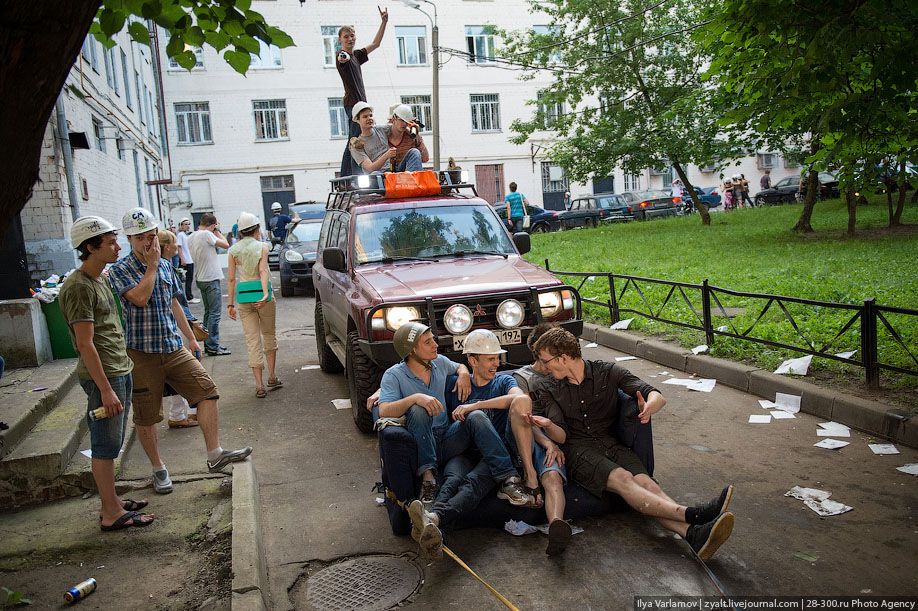 Катание инженеров на тазиках