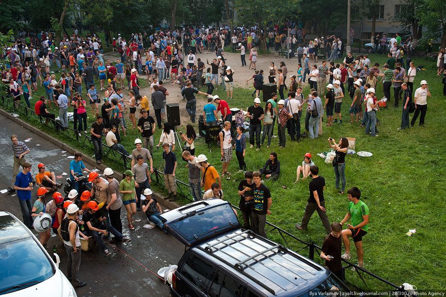 Катание инженеров на тазиках