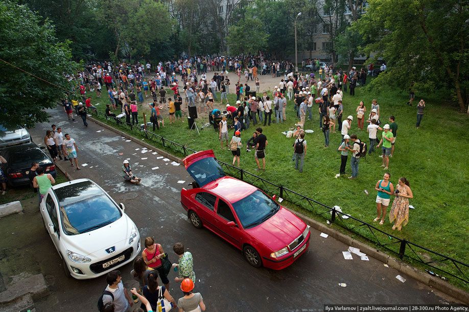 Катание инженеров на тазиках