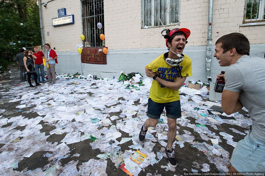 Катание инженеров на тазиках