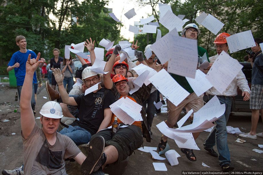 Катание инженеров на тазиках