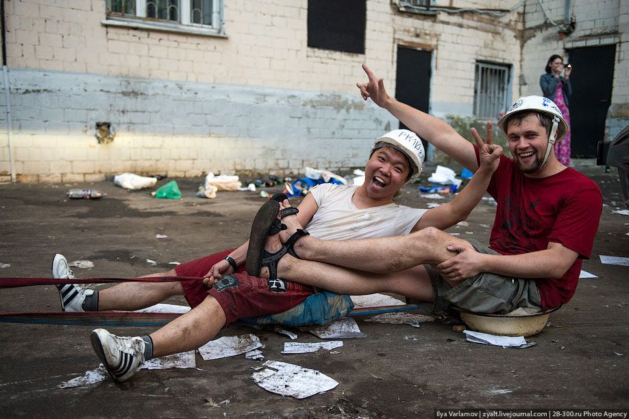 Катание инженеров на тазиках