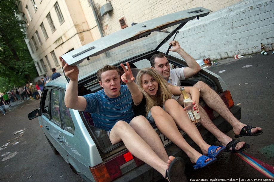 Катание инженеров на тазиках