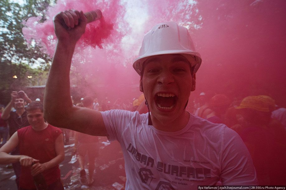 Катание инженеров на тазиках