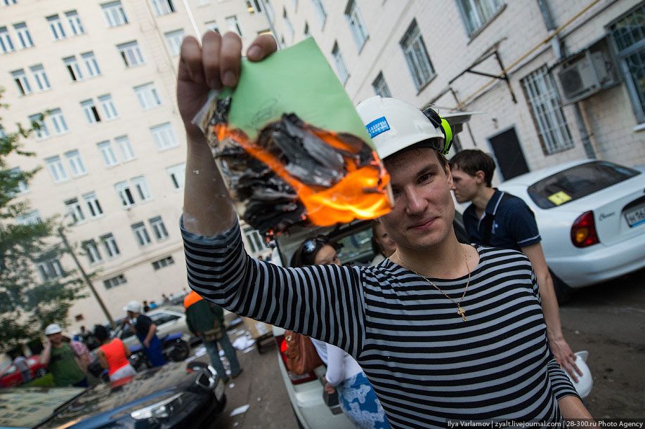 Катание инженеров на тазиках