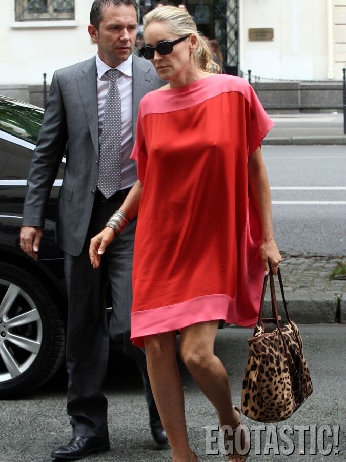 На шестом десятке Шэрон Стоун все еще светит прелестями