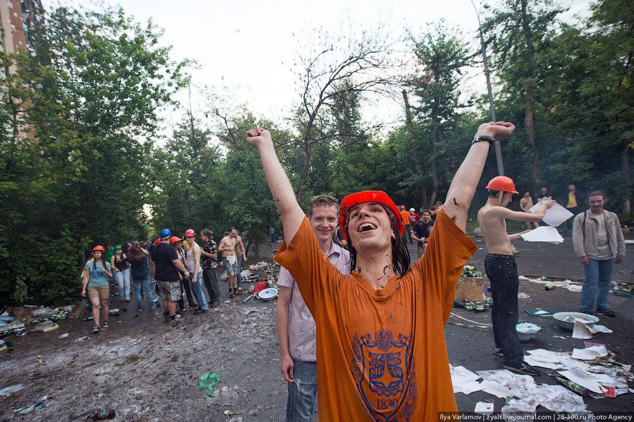 Катание инженеров на тазиках