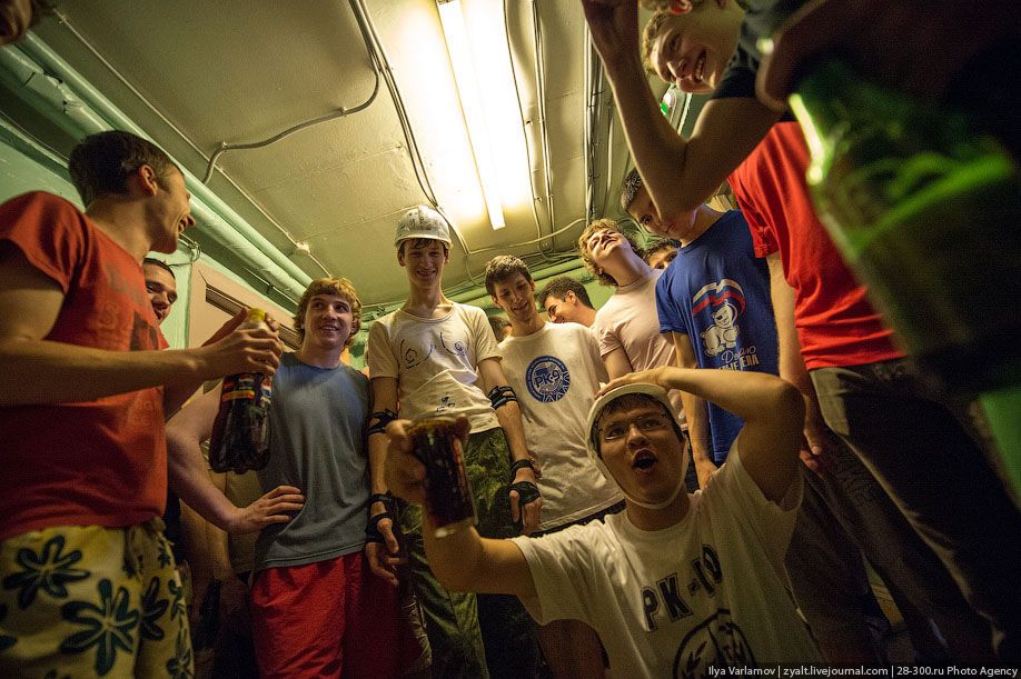 Катание инженеров на тазиках