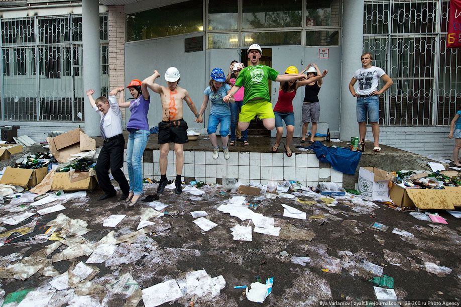 Катание инженеров на тазиках