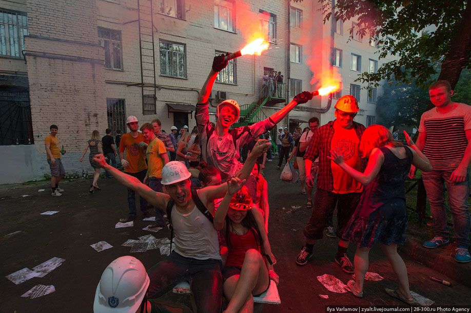 Катание инженеров на тазиках