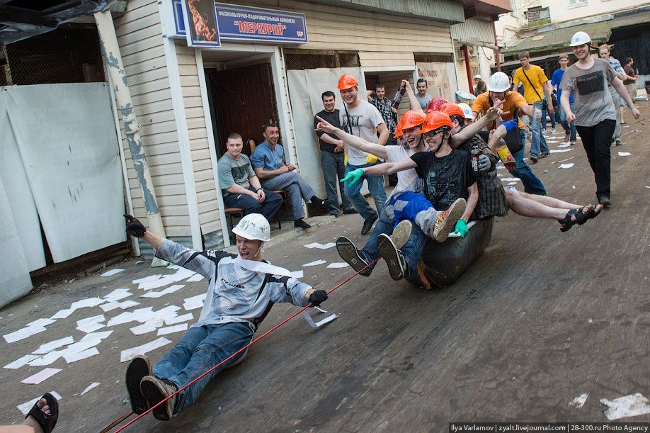 Катание инженеров на тазиках