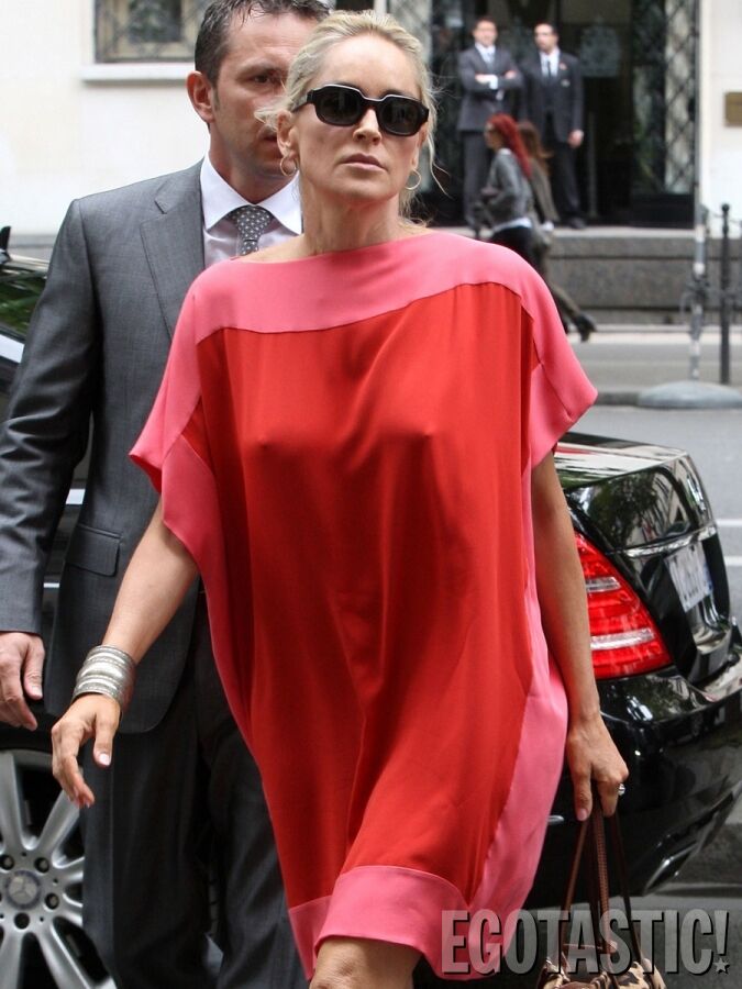 На шестом десятке Шэрон Стоун все еще светит прелестями