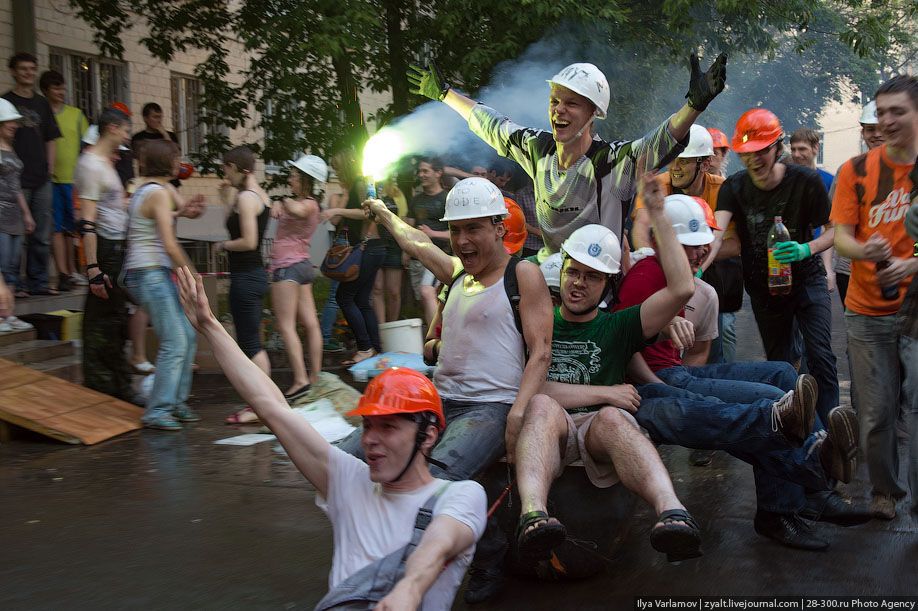 Катание инженеров на тазиках