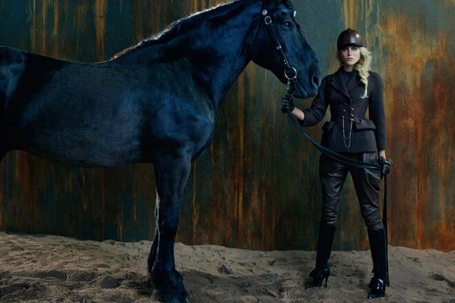 Модный дом Ermanno Scervino устроил съемки в конюшне. Фото