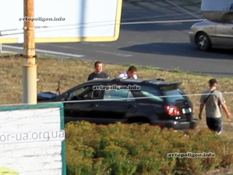 ДТП в Киеве: Lexus RX300 протаранил опору рекламного щита. Фото