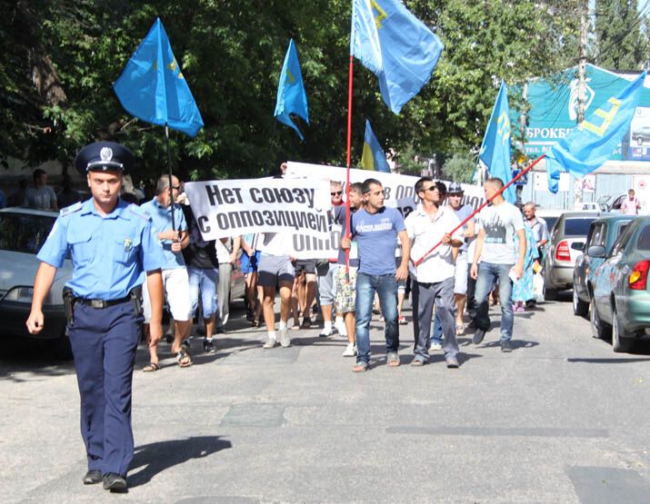 Курултай кримських татар розпочався з протестів