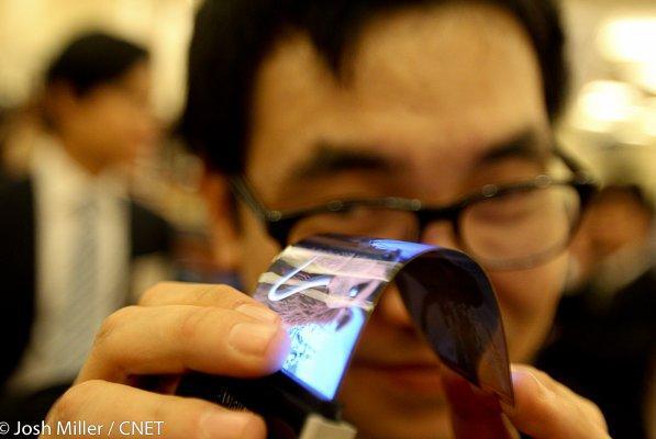 Samsung производит гнущиеся дисплеи. Фото 