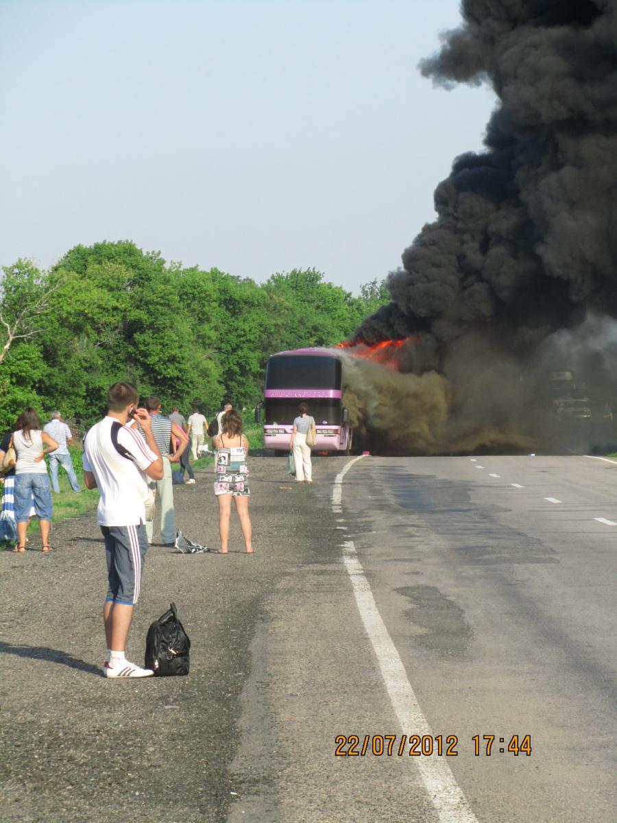 В Харькове на ходу загорелся автобус с 60 пассажирами