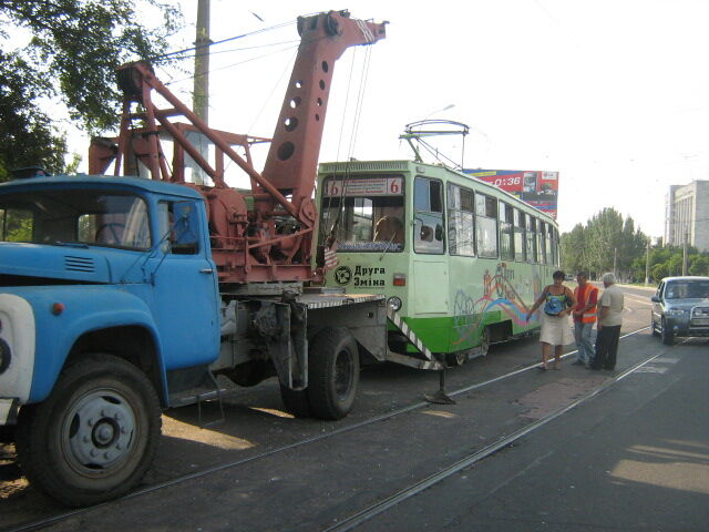В Луганске трамвай, столкнувшись с Мерседесом, от удара сошел с рельс