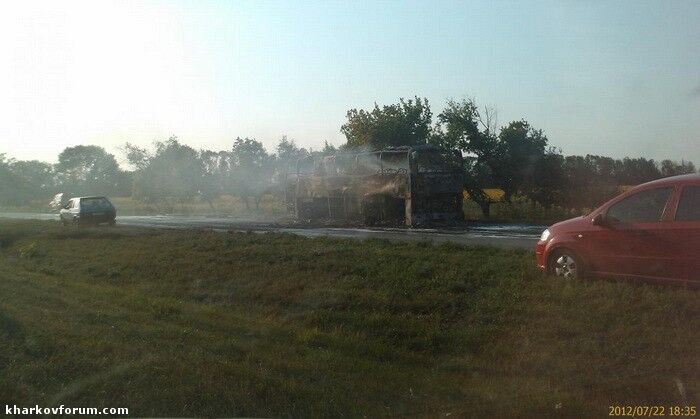Под Харьковом из горящего автобуса выскакивали люди. Фото. Видео   