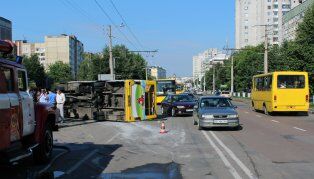 Во Львове опрокинулась маршрутка с пассажирами. Фото. Видео 