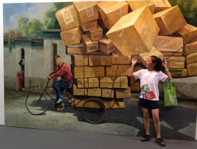 Носороги и акулы на выставке 3D-картин в Китае. Фото 