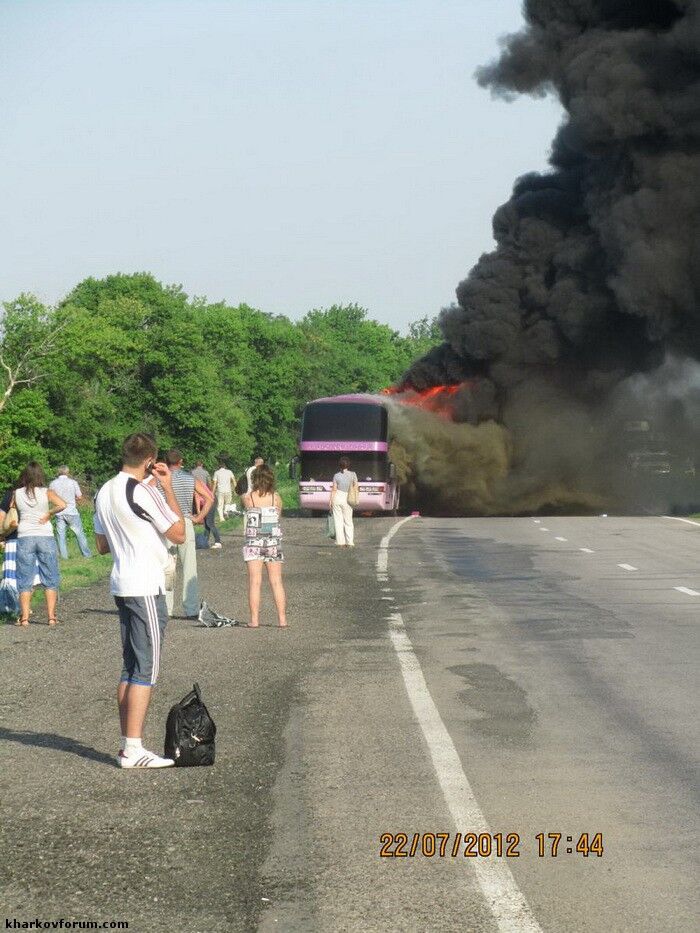 Под Харьковом из горящего автобуса выскакивали люди. Фото. Видео   