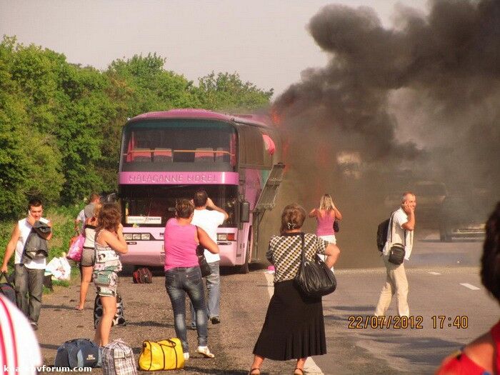 Под Харьковом из горящего автобуса выскакивали люди. Фото. Видео   