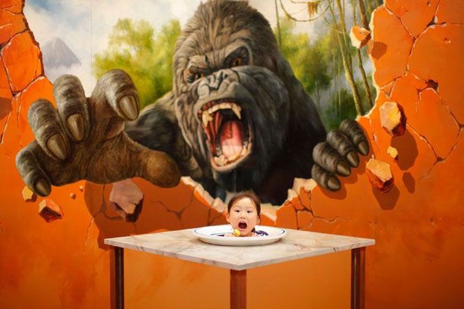 Носороги и акулы на выставке 3D-картин в Китае. Фото 